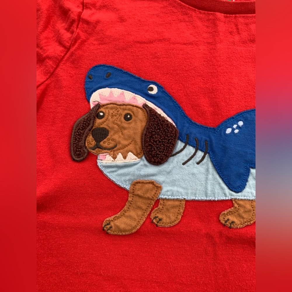 Mini Boden Size 8-9 Years Red Dog Shark Applique Short Sleeve T-Shirt - Picture 4 of 5